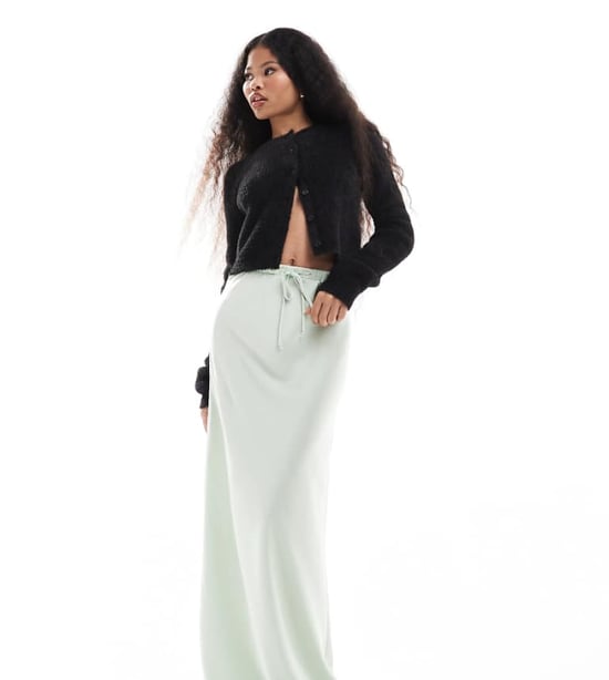 ASOS DESIGN Petite maxikjol i satin med dragsko i mintgrön - Image 1