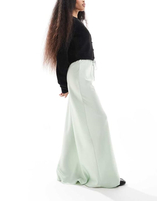 ASOS DESIGN Petite maxikjol i satin med dragsko i mintgrön - Image 2