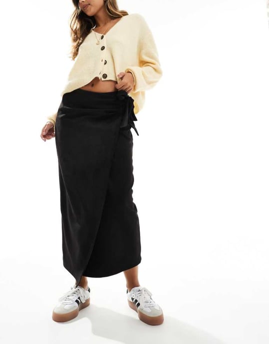 ASOS DESIGN omlott-liv detalj fuskmocka maxikjol i svart - Image 1