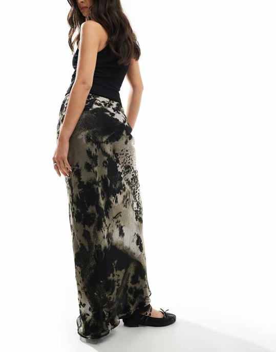 ASOS DESIGN chiffong maxikjol i en suddig abstrakt tryck - Image 2
