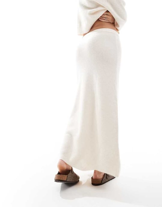 ASOS DESIGN stickad linje maxi kjol co-ord i krämfärg - Image 4