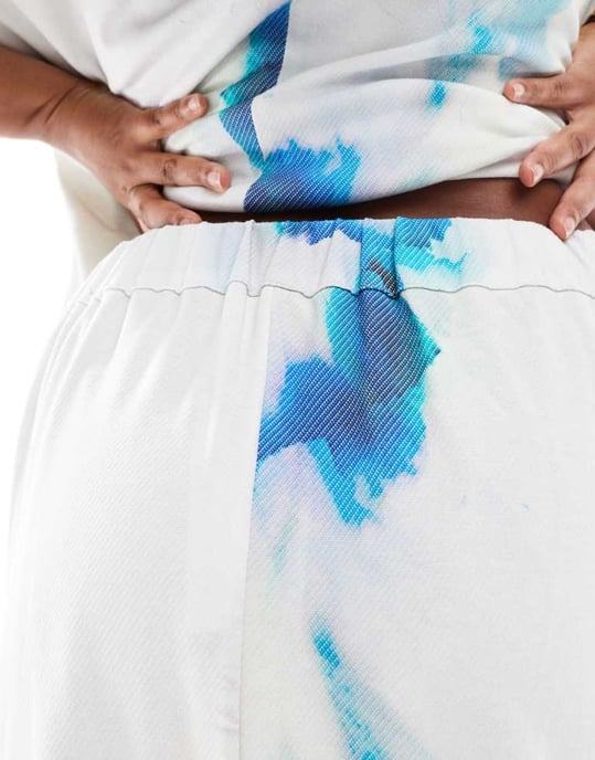 ASOS EDITION Curve premium tungviktad texturerad jersey kolumnmaxikjol i suddig tryck - Image 3