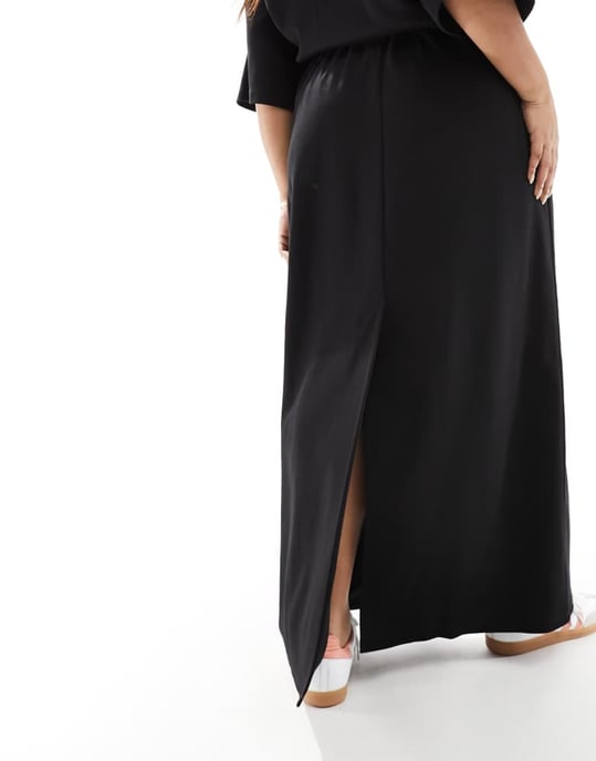 ASOS EDITION Curve premium tungvikts texturerad jersey kolonn maxikjol i svart - Image 4