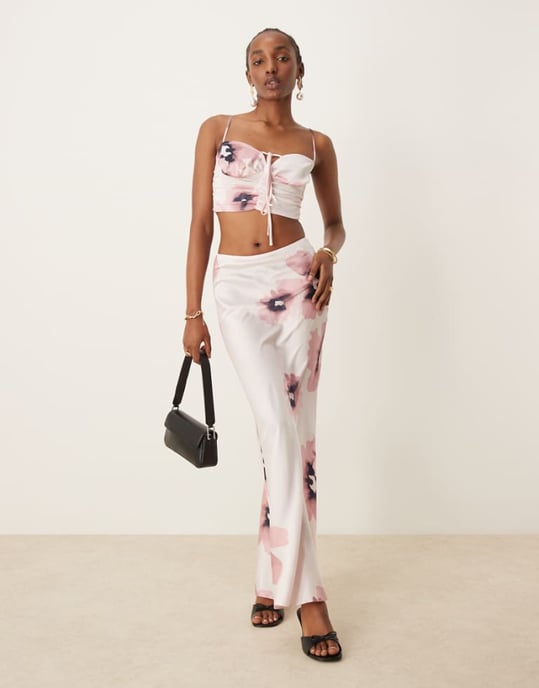 ASOS DESIGN satängsnitt maxi kjol med vattenfärgsblommor - Image 1