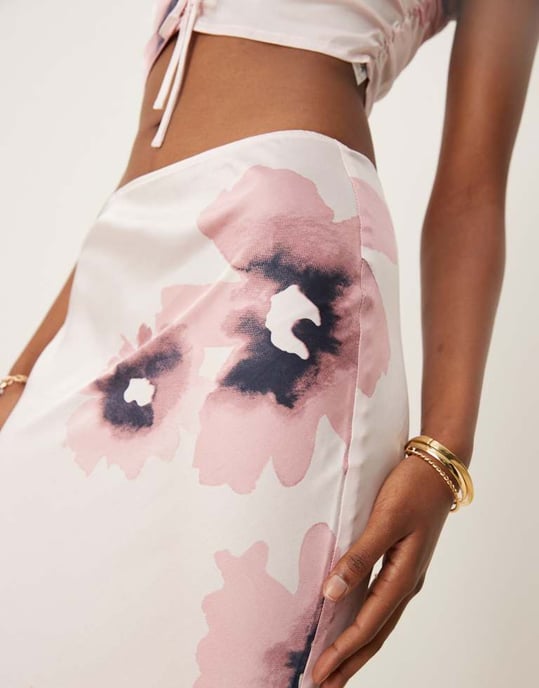 ASOS DESIGN satängsnitt maxi kjol med vattenfärgsblommor - Image 2