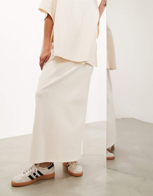 ASOS EDITION premium tungvikt texturerad jersey-kolumn maxi kjol i cream - Image 2