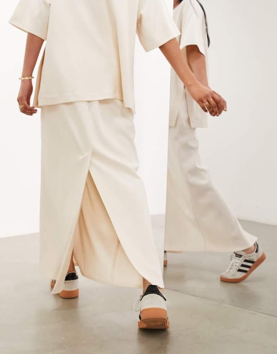 ASOS EDITION premium tungvikt texturerad jersey-kolumn maxi kjol i cream - Image 4