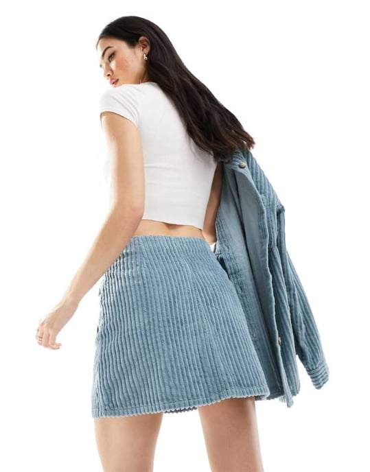 ASOS DESIGN jumbo kord knappgenomgångs mini kjol i blå - Image 4