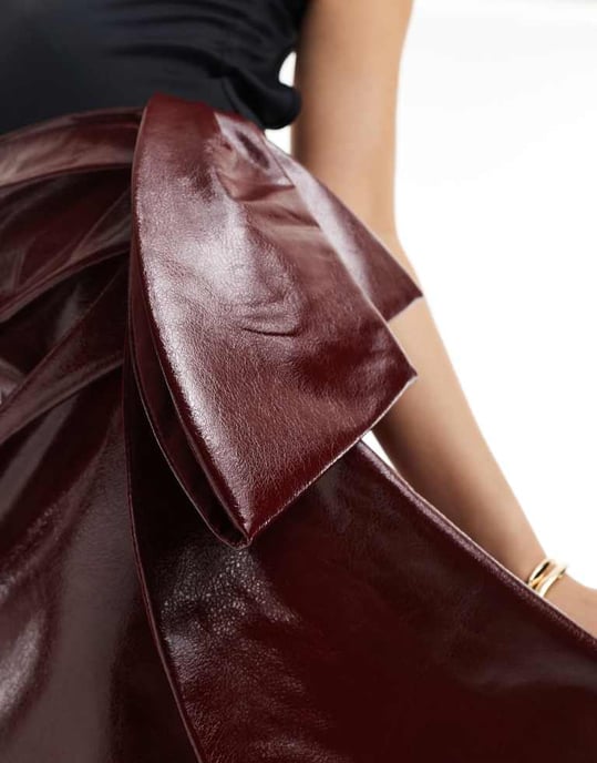 ASOS DESIGN volang högblank minikjol i bordeaux - Image 3