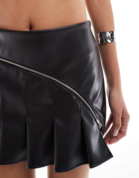ASOS DESIGN dragkedjedetalj i läderliknande plisserad mini kjol - Image 3