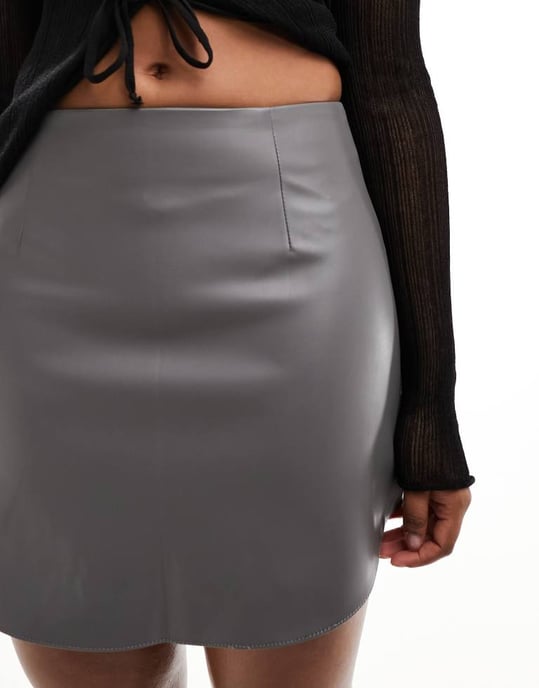 ASOS DESIGN minikjol i grått med böjd kant av konstläder - Image 4