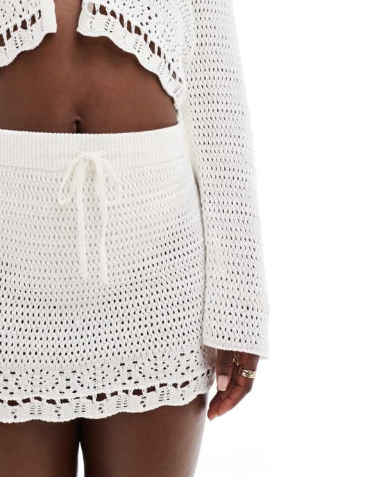 Hollister samordnad virkad dragskorts mini kjol i vitt - Image 4