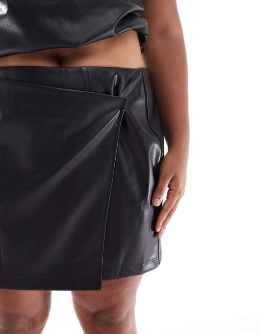 ASOS DESIGN Curve omslag fram knapp läderlook mini kjol i svart - Image 3