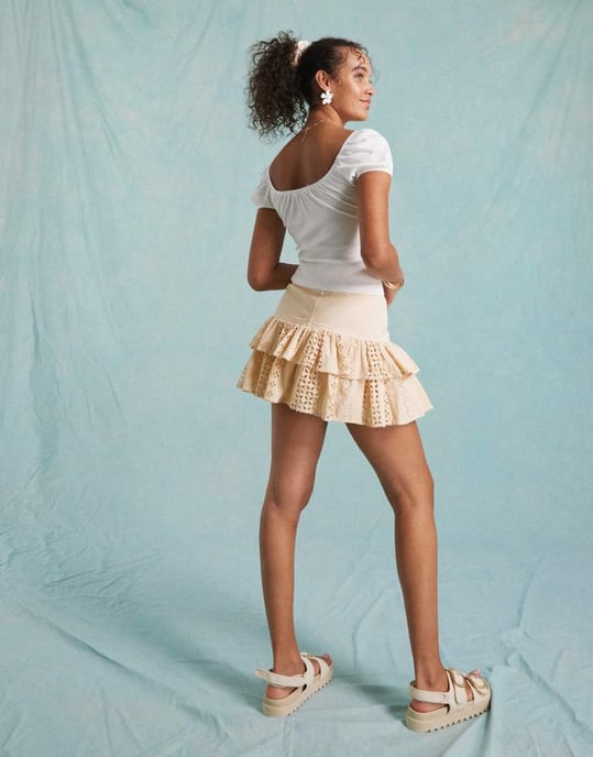 Miss Selfridge broderad hemkontrast denimminikjol i ecru - Image 4