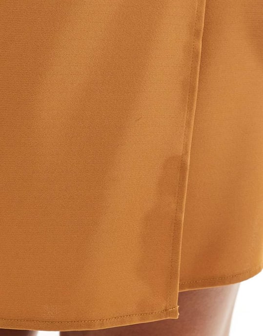 ASOS DESIGN Curve satin omlott minikjol i gyllene skymning - Image 3