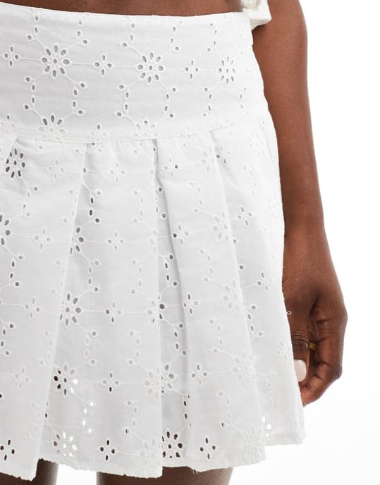 ASOS DESIGN plisserad minikjol i vit broderi - VIT - Image 4