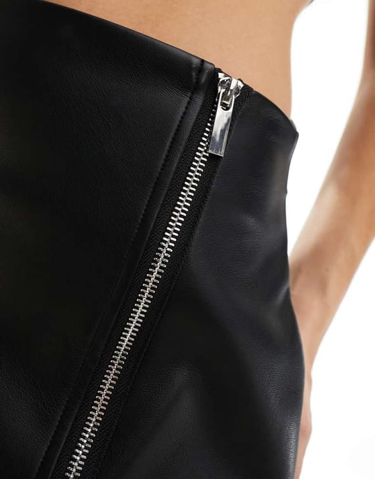 Simmi wrap zipdetalj asymmetrisk nederkant mini kjol i svart - Image 2