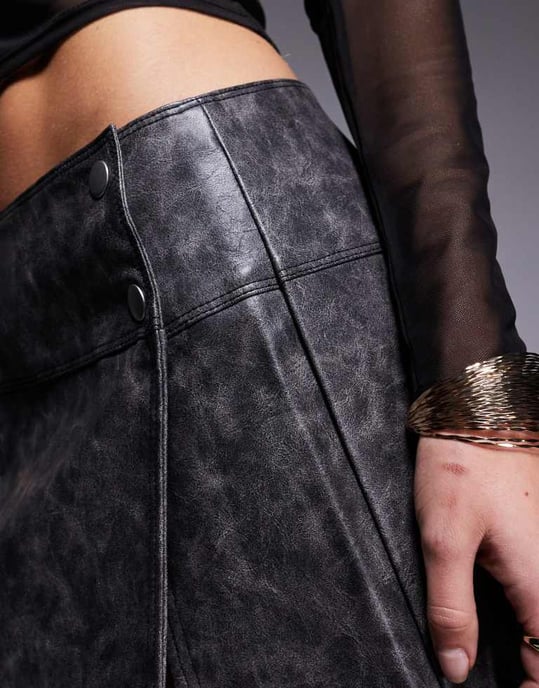 ASOS DESIGN läderlook mini kjol med delad detalj i tvättat grått - Image 4