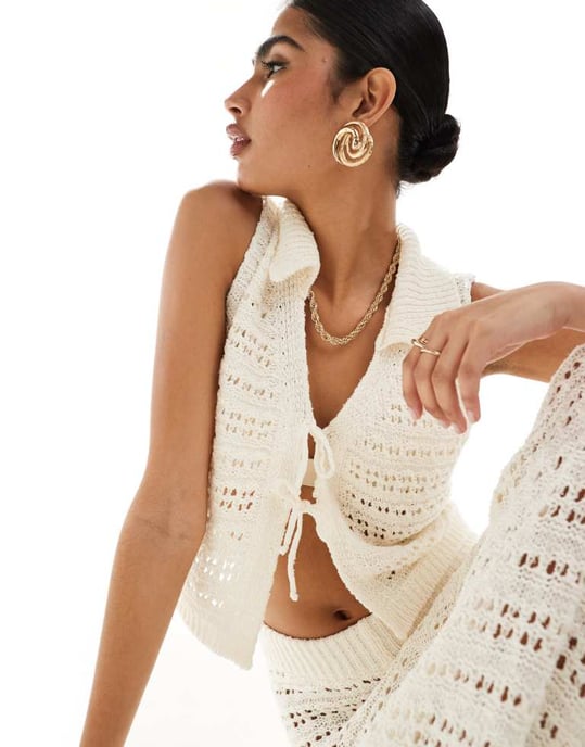ASOS DESIGN stickad midjeväst med delad front i sömdetalj i vitt - Image 2