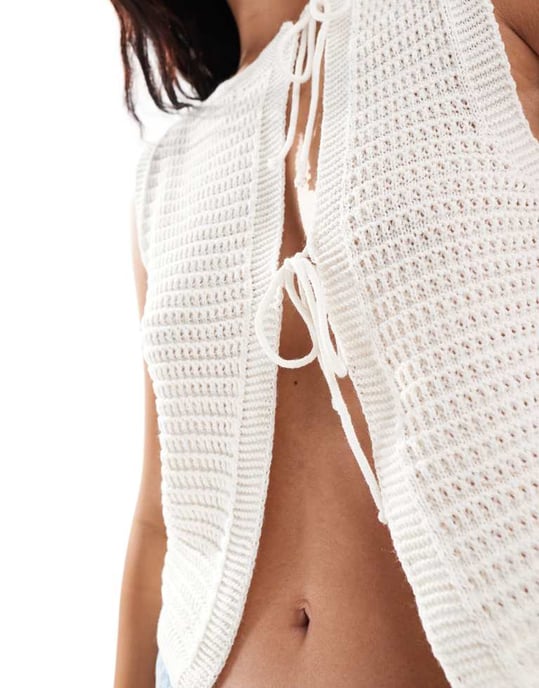 ASOS DESIGN stickad söm asymmetrisk knytväst i krämfärg - Image 2