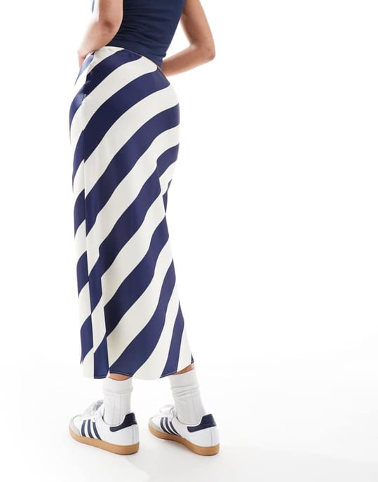 ASOS DESIGN Lång satin sned midi kjol i marinrandig - Image 3
