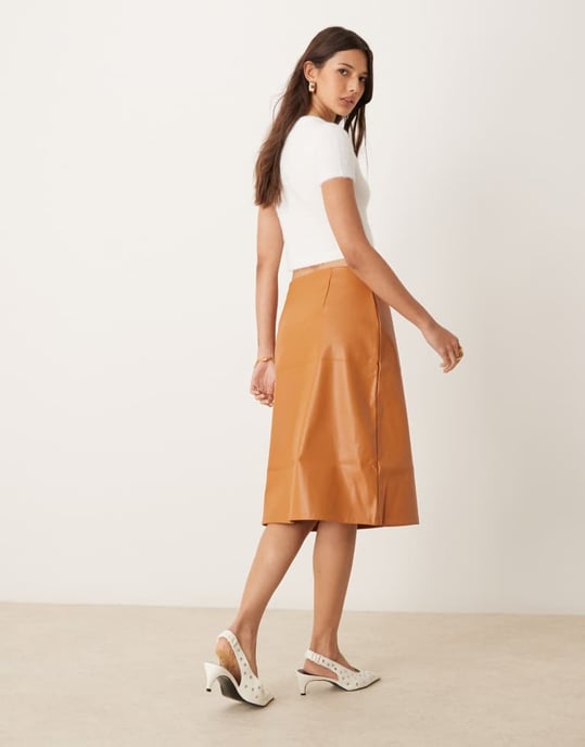 ASOS DESIGN fusk läder midikjol med splitt fram i tan - Image 2