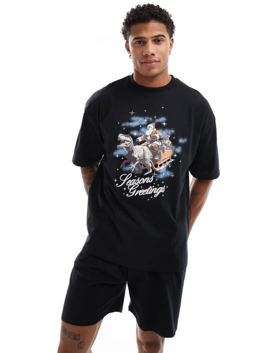 ASOS DESIGN pyjamapaket med jul-dinosaurie-slädförprint i svart - Image 1