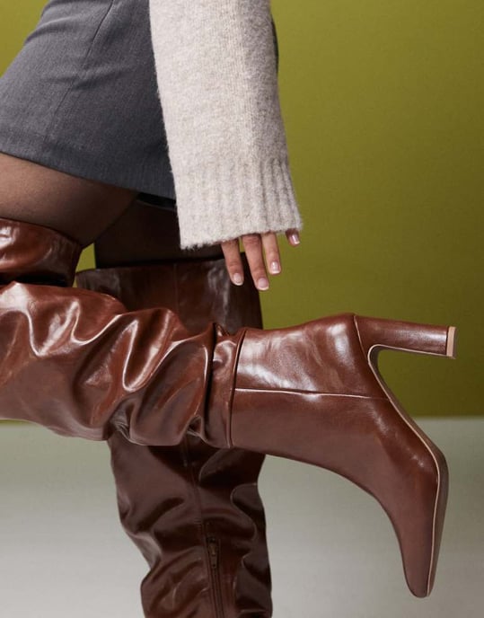 ASOS DESIGN Kaia blockklackade sammetsstövlar över knät i tan - Image 3