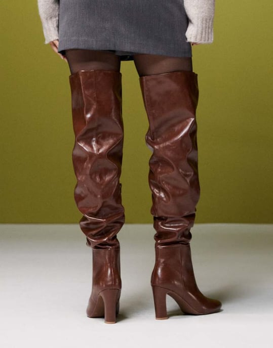 ASOS DESIGN Kaia blockklackade sammetsstövlar över knät i tan - Image 4