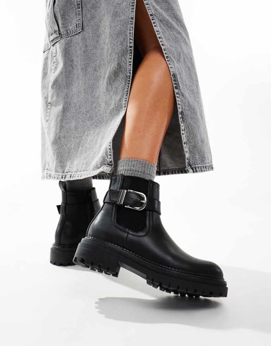 schuh Amari chunky ank stövlar med spänne i svart - Image 1