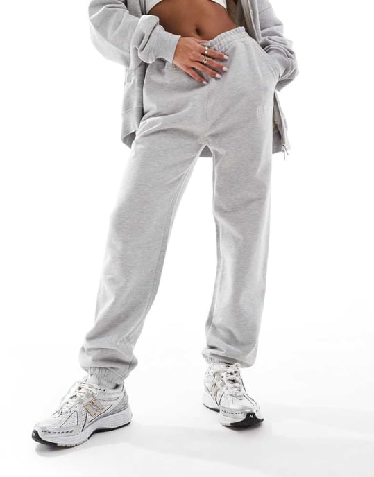 The Couture Club samordnade joggingbyxor i grått - Image 3