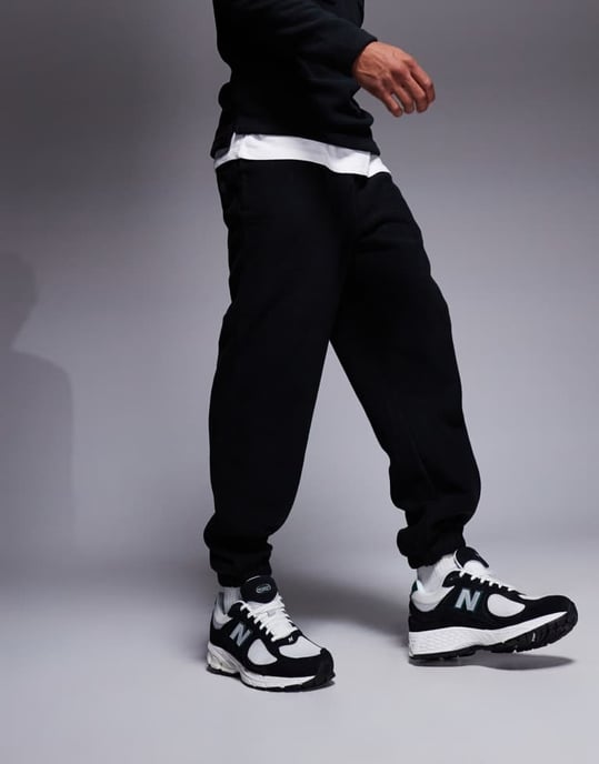 ASOS DESIGN tapered fleece-joggers i svart - Image 2