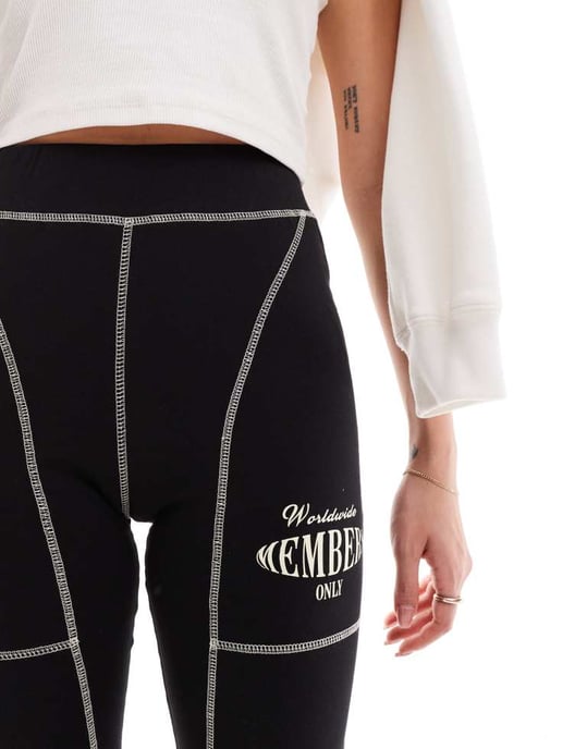 Couture Club oversized grafiska leggings med kontrastsöm i svart - Image 4