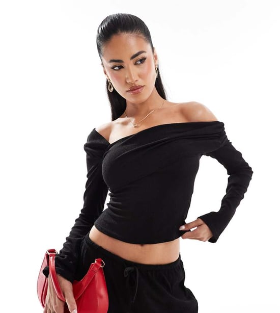 Kaiia exklusiv ribbad asymmetrisk off shoulder långärmad topp koord i svart - Image 1