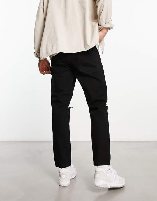 ASOS DESIGN tapered fit jeans i svart tvätt med knäsprickor - SVART - Image 2