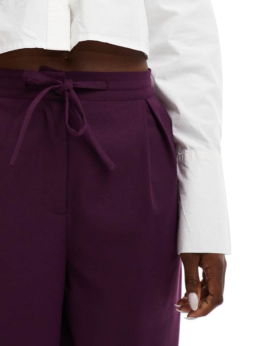 ASOS DESIGN skräddarsydda byxor med knytband i midjan och vida ben med vecksdetaljer i borstad plommonfärgad. - Image 3