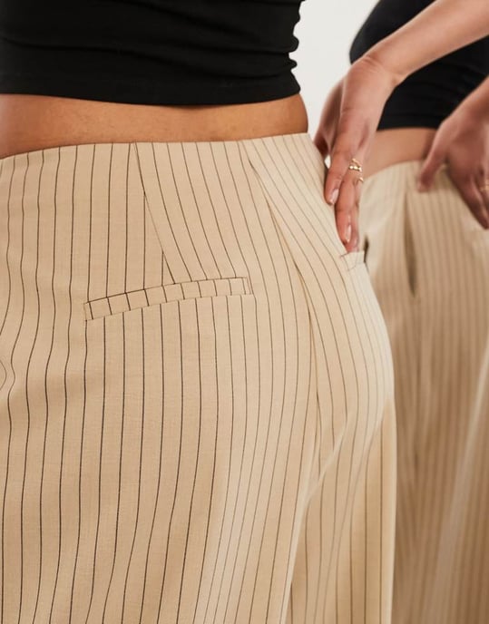 ASOS EDITION skräddarsydd avslappnad byxa med vid ben i taupe randig - Image 4