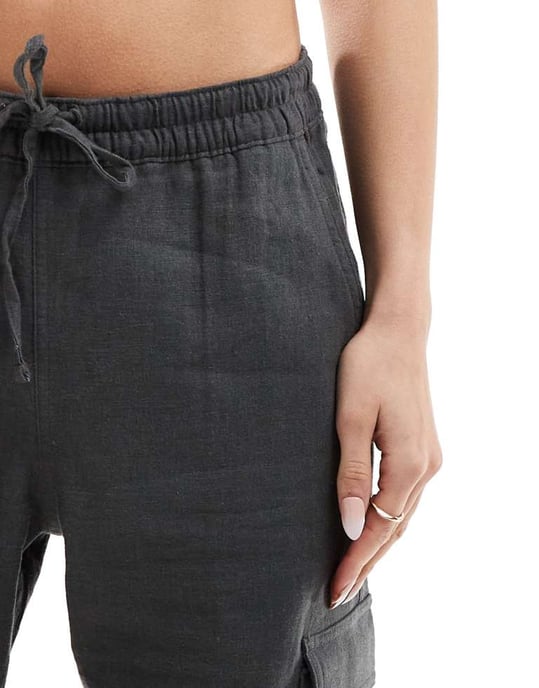 Hollister justerbara cargo fallskärmbyxor i mörkgrå - Image 3