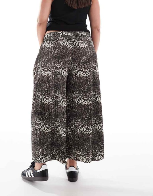 ASOS DESIGN Curve plisserade vida byxor culottes i djurmönster - Image 2