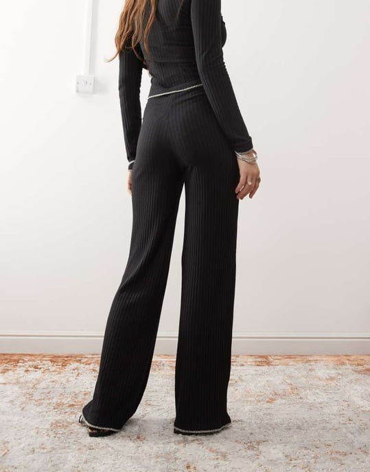 Miss Selfridge vida byxor med kantstickning i svart - Image 4