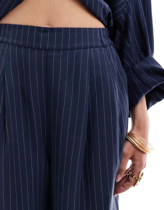 ASOS DESIGN vida ben byxor med resår i midjan i marinrandig - Image 4