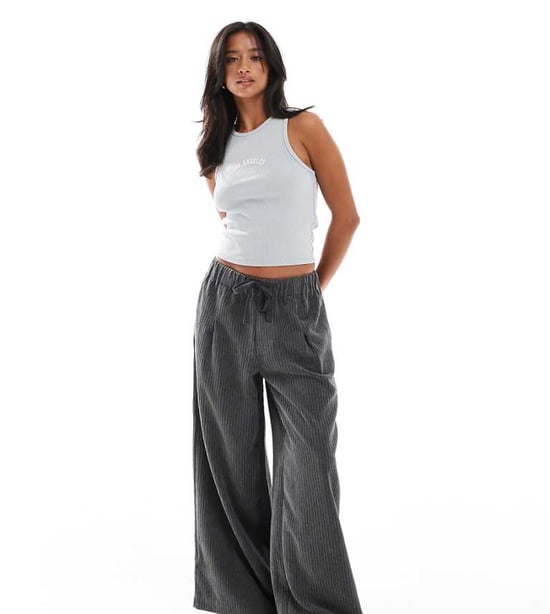 ASOS DESIGN Petite kordvida ryggade byxor i grå - Image 1