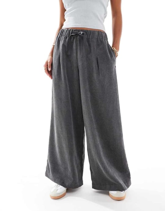 ASOS DESIGN Petite kordvida ryggade byxor i grå - Image 3