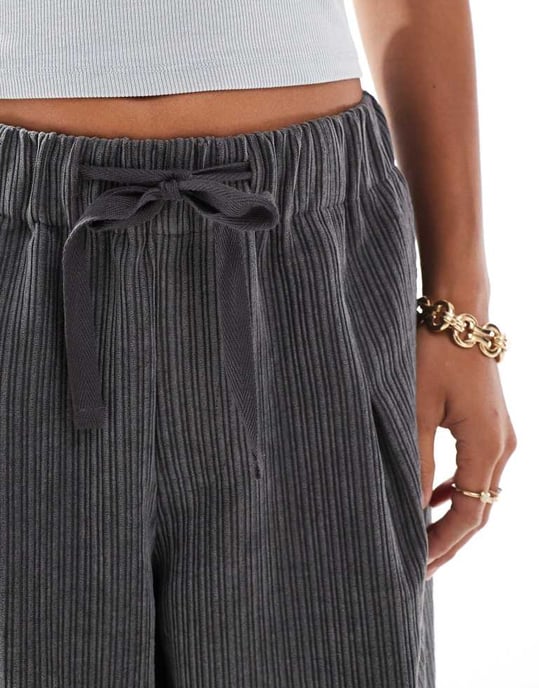 ASOS DESIGN Petite kordvida ryggade byxor i grå - Image 4