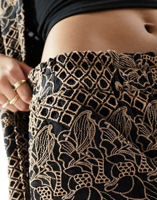YAS broderade vida byxor set i svart och mörk beige - MULTI - Image 2