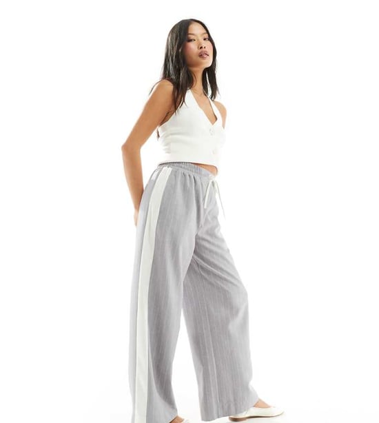 ASOS DESIGN Petite byxor med resår i midjan och kontrastpanel i grå rand - Image 1