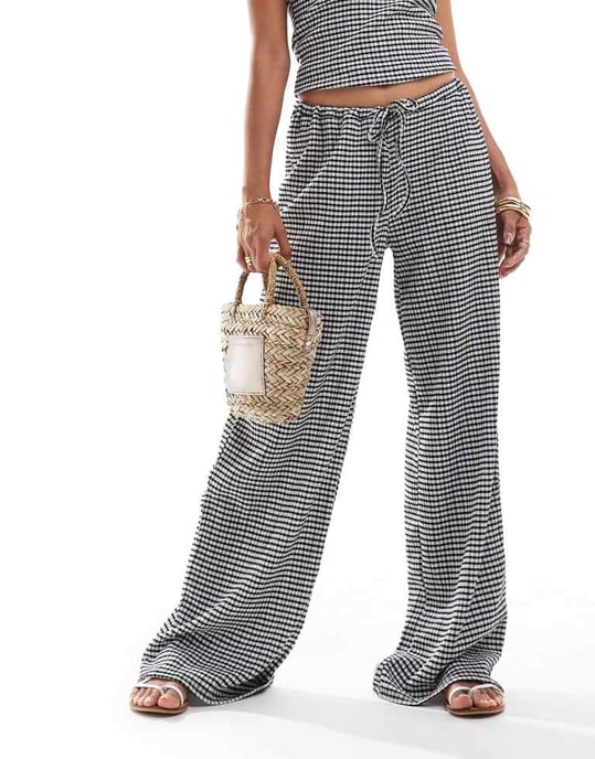 ASOS DESIGN strukturerad bred benbyxdress i monokrom rutigt mönster - Image 3