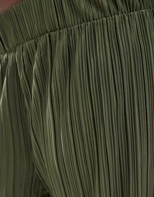 ONLY Curve plisserade vida benbyxor set i khaki - Image 4