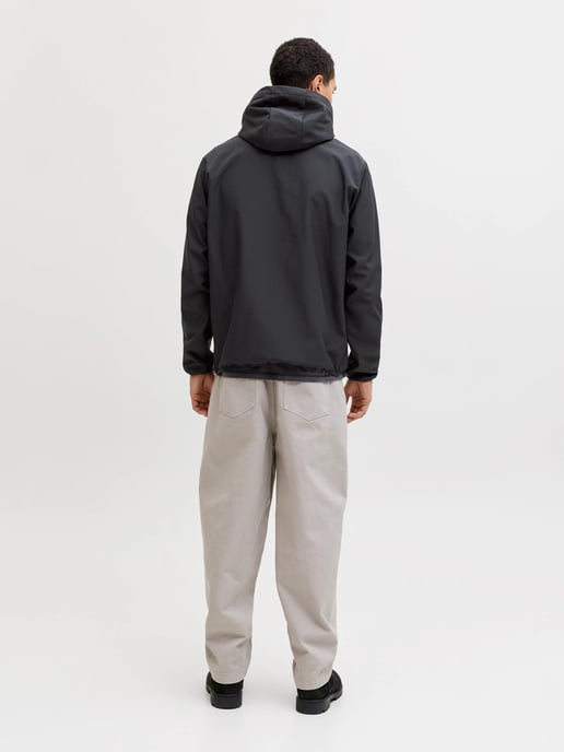 Chaqueta Softshell de verano Theo en negro de Jack & Jones - Image 3