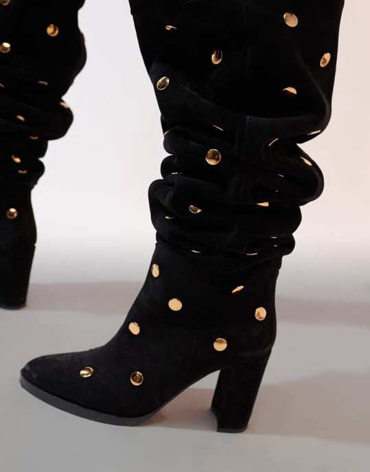 ASOS DESIGN Kung premium mocka knähöga stövlar med gulddetaljer i svart - Image 3